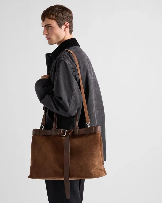 Semišová taška Prada Buckle s páskem Semišová taška Prada Buckle s páskem