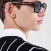 Sluneční brýle s ikonickou kovovou plaketou Sluneční brýle s ikonickou kovovou plaketou