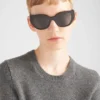 Sluneční brýle s logem Prada Sluneční brýle s logem Prada