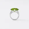 Solitaire prsten Couleur Vivante – bílé zlato s peridotem a ametystem Solitaire prsten Couleur Vivante – bílé zlato s peridotem a ametystem