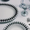 Střední porcelánový servírovací talíř – šachovnice Střední porcelánový servírovací talíř – šachovnice