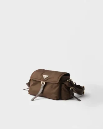 Střední taška přes rameno Prada Explore z materiálu Re-Nylon s klopou