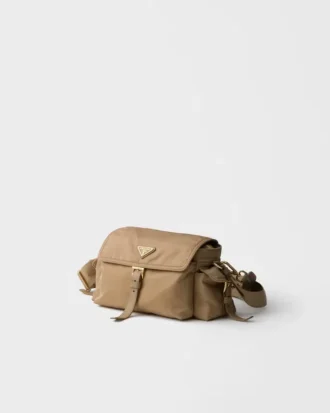 Střední taška přes rameno Prada Explore z materiálu Re-Nylon s klopou