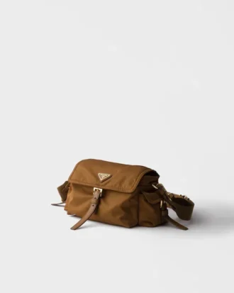 Střední taška přes rameno Prada Explore z materiálu Re-Nylon s klopou