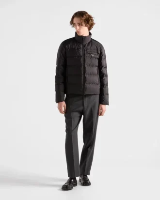 Středně těžká péřová bunda z materiálu Re-Nylon