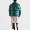 Středně těžká péřová bunda z materiálu Re-Nylon Středně těžká péřová bunda z materiálu Re-Nylon