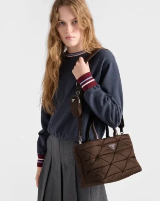 Středně velká polstrovaná taška z materiálu Re-Nylon a kůže