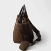 Středně velká polstrovaná taška z materiálu Re-Nylon a kůže Středně velká polstrovaná taška z materiálu Re-Nylon a kůže