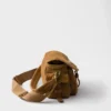 Středně velká semišová taška přes rameno Prada Explore s klopou Středně velká semišová taška přes rameno Prada Explore s klopou