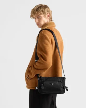 Středně velká taška přes rameno z materiálu Re-Nylon a kůže Saffiano