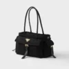 Středně velká taška Prada Explore z materiálu Re-Nylon a kůže Středně velká taška Prada Explore z materiálu Re-Nylon a kůže
