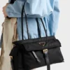 Středně velká taška Prada Explore z materiálu Re-Nylon a kůže Středně velká taška Prada Explore z materiálu Re-Nylon a kůže