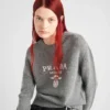 Svetr s kulatým výstřihem z kašmíru a vlny s logem Prada Svetr s kulatým výstřihem z kašmíru a vlny s logem Prada