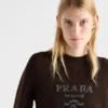 Svetr s kulatým výstřihem z kašmíru a vlny s logem Prada Svetr s kulatým výstřihem z kašmíru a vlny s logem Prada