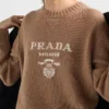 Svetr s kulatým výstřihem z kašmíru a vlny s logem Prada Svetr s kulatým výstřihem z kašmíru a vlny s logem Prada