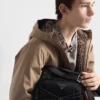 Taška přes rameno Prada Speedrock z materiálu Re-Nylon a kůže Taška přes rameno Prada Speedrock z materiálu Re-Nylon a kůže