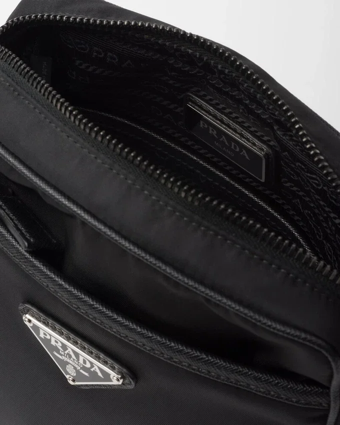 Taška přes rameno z materiálu Re-Nylon a kůže Saffiano Taška přes rameno z materiálu Re-Nylon a kůže Saffiano