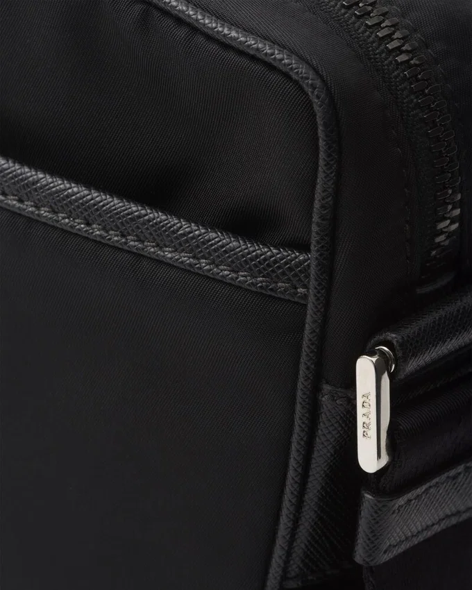 Taška přes rameno z materiálu Re-Nylon a kůže Saffiano Taška přes rameno z materiálu Re-Nylon a kůže Saffiano