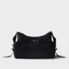 Taška Prada Explore z materiálu Re-Nylon a kůže Taška Prada Explore z materiálu Re-Nylon a kůže