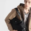 Taška Prada Explore z materiálu Re-Nylon a kůže Taška Prada Explore z materiálu Re-Nylon a kůže