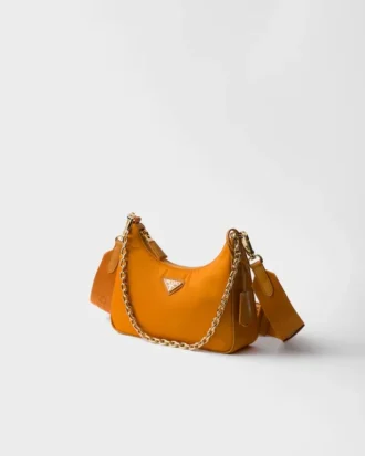 Taška Prada Re-Edition 2005 z materiálu Re-Nylon a kůže Saffiano s přívěskem