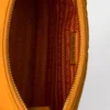Taška Prada Re-Edition 2005 z materiálu Re-Nylon a kůže Saffiano s přívěskem Taška Prada Re-Edition 2005 z materiálu Re-Nylon a kůže Saffiano s přívěskem