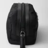 Toaletní taška z materiálu Re-Nylon a Saffiano Toaletní taška z materiálu Re-Nylon a Saffiano