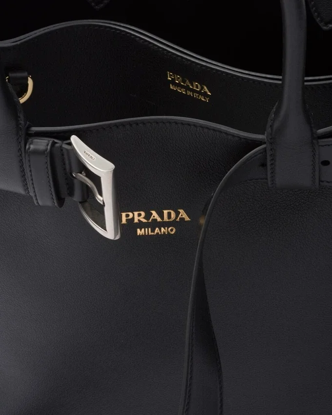 Velká kožená kabelka Prada s přezkou a páskem Velká kožená kabelka Prada s přezkou a páskem