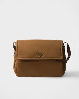 Velká polstrovaná taška přes rameno Prada Traveller z materiálu Re-Nylon