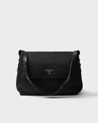 Velká polstrovaná taška přes rameno Prada Traveller z materiálu Re-Nylon