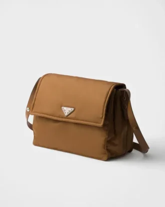 Velká polstrovaná taška přes rameno Prada Traveller z materiálu Re-Nylon