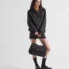 Velká polstrovaná taška přes rameno Prada Traveller z materiálu Re-Nylon Velká polstrovaná taška přes rameno Prada Traveller z materiálu Re-Nylon