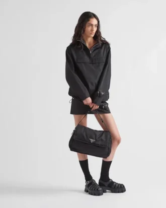 Velká polstrovaná taška přes rameno Prada Traveller z materiálu Re-Nylon