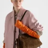 Velká semišová taška Prada Carry Velká semišová taška Prada Carry