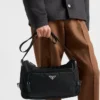 Velká taška přes rameno z materiálu Re-Nylon a kůže Saffiano Velká taška přes rameno z materiálu Re-Nylon a kůže Saffiano