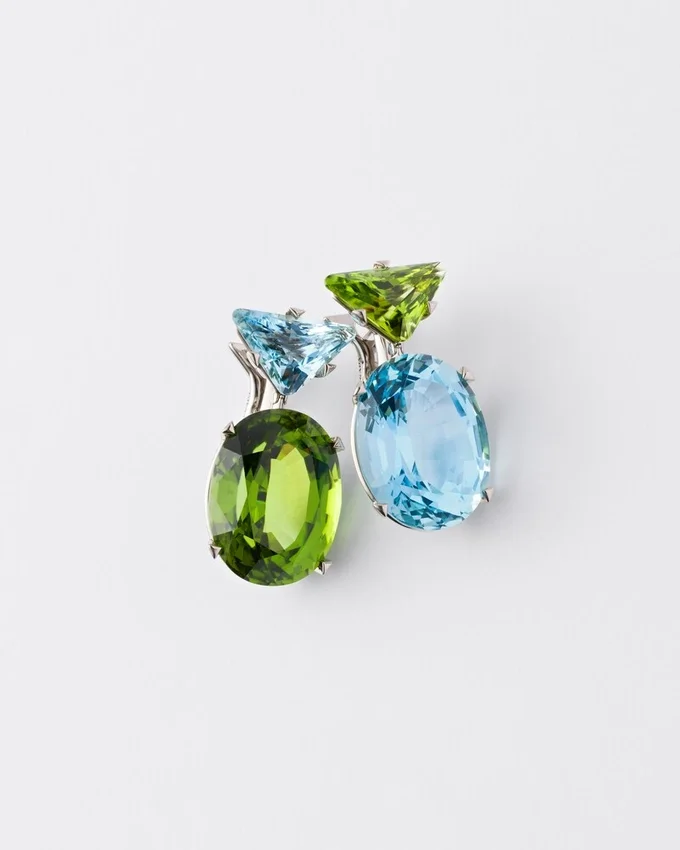 Visací náušnice Couleur Vivante – bílé zlato s akvamarínem a peridotem Visací náušnice Couleur Vivante – bílé zlato s akvamarínem a peridotem
