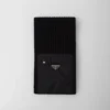 Vlněná šála s kapsou z Re-Nylon gabardíny Vlněná šála s kapsou z Re-Nylon gabardíny