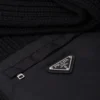 Vlněná šála s kapsou z Re-Nylon gabardíny Vlněná šála s kapsou z Re-Nylon gabardíny