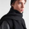Vlněná šála s kapsou z Re-Nylon gabardíny Vlněná šála s kapsou z Re-Nylon gabardíny